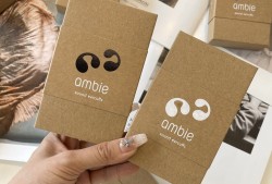 ambie是外耳夹式蓝牙耳机