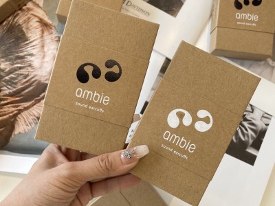 ambie是外耳夹式蓝牙耳机