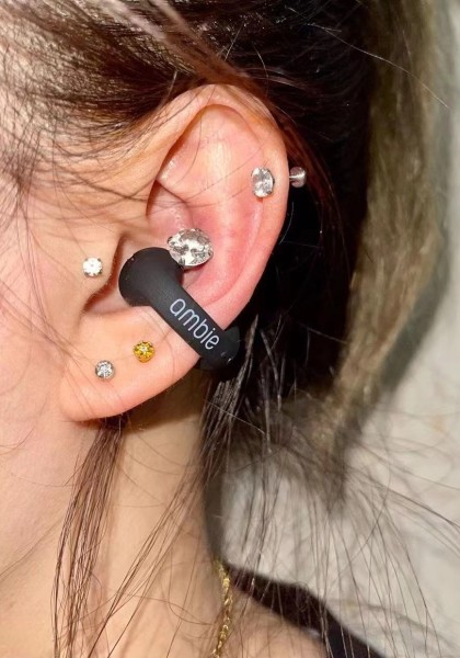 ambie是外耳夹式蓝牙耳机